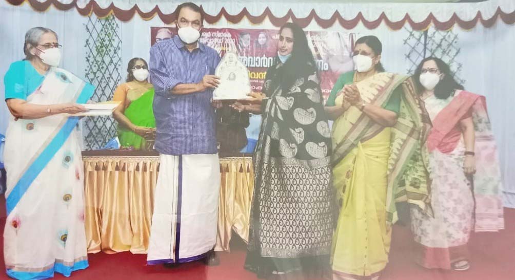 Minister V Sivankutty presented the Padmini Varkey Memorial Award to Deepa Joseph
